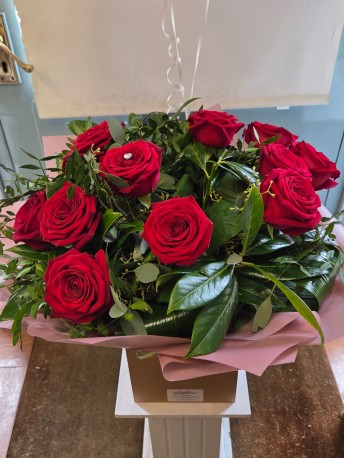 Luxury Dozen Red Rose Handtied